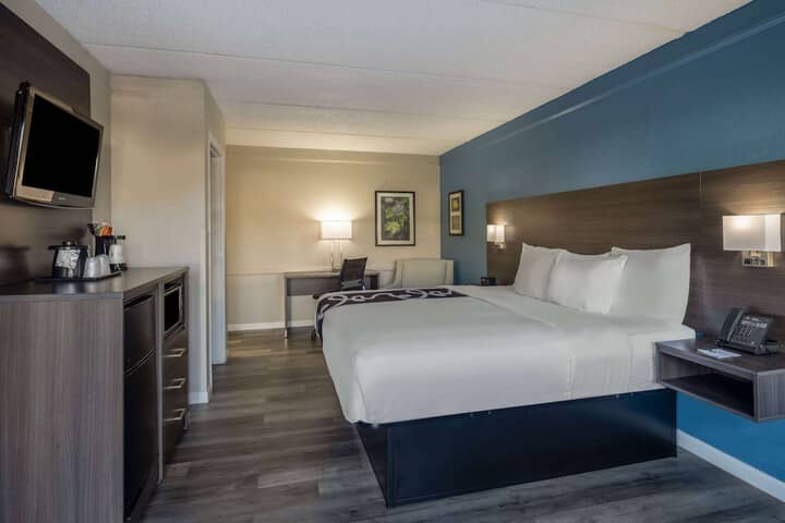 Room 6 of 33