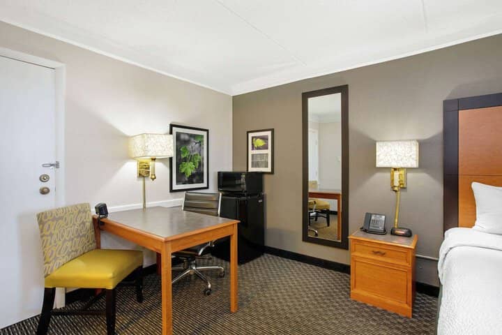 Room 10 of 38